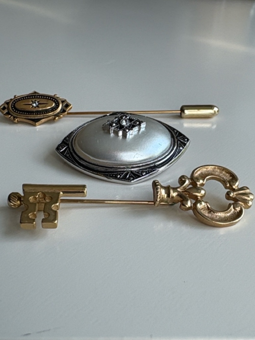 Set of 3 Vintage Avon Brooches - Picture 10 of 11